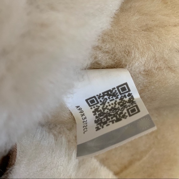 UGG Chestnut Bailey Button Triplet II Boots - Picture 8 of 8